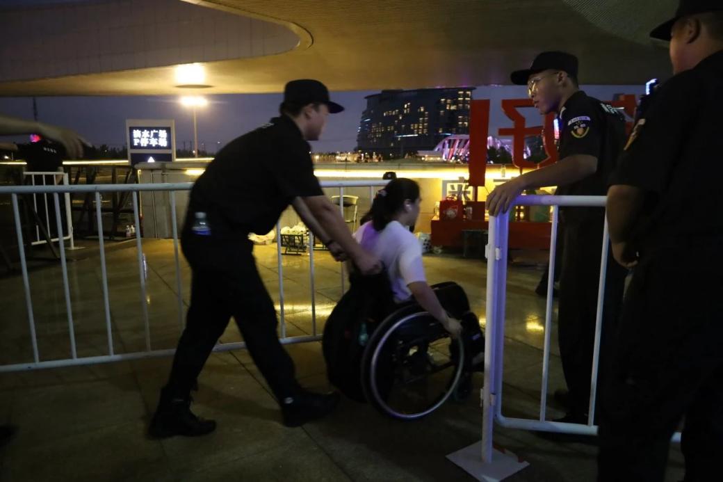 C:/Users/Administrator/Desktop/臺風“貝碧嘉”來襲，南京保安積極應(yīng)對，“守”護萬家團圓！/13.jpg13