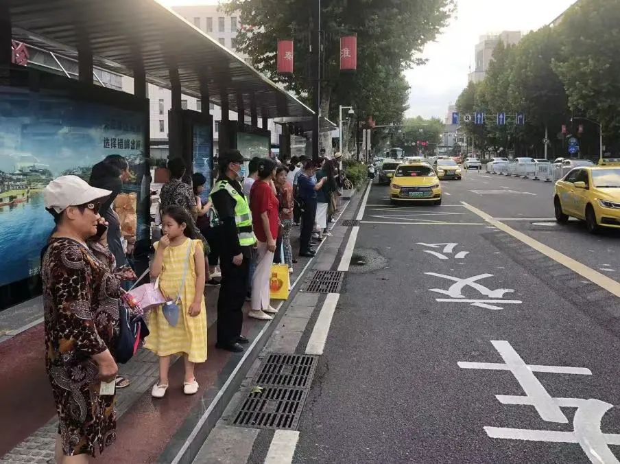 C:/Users/Administrator/Desktop/臺風“貝碧嘉”來襲，南京保安積極應(yīng)對，“守”護萬家團圓！/2.jpg2