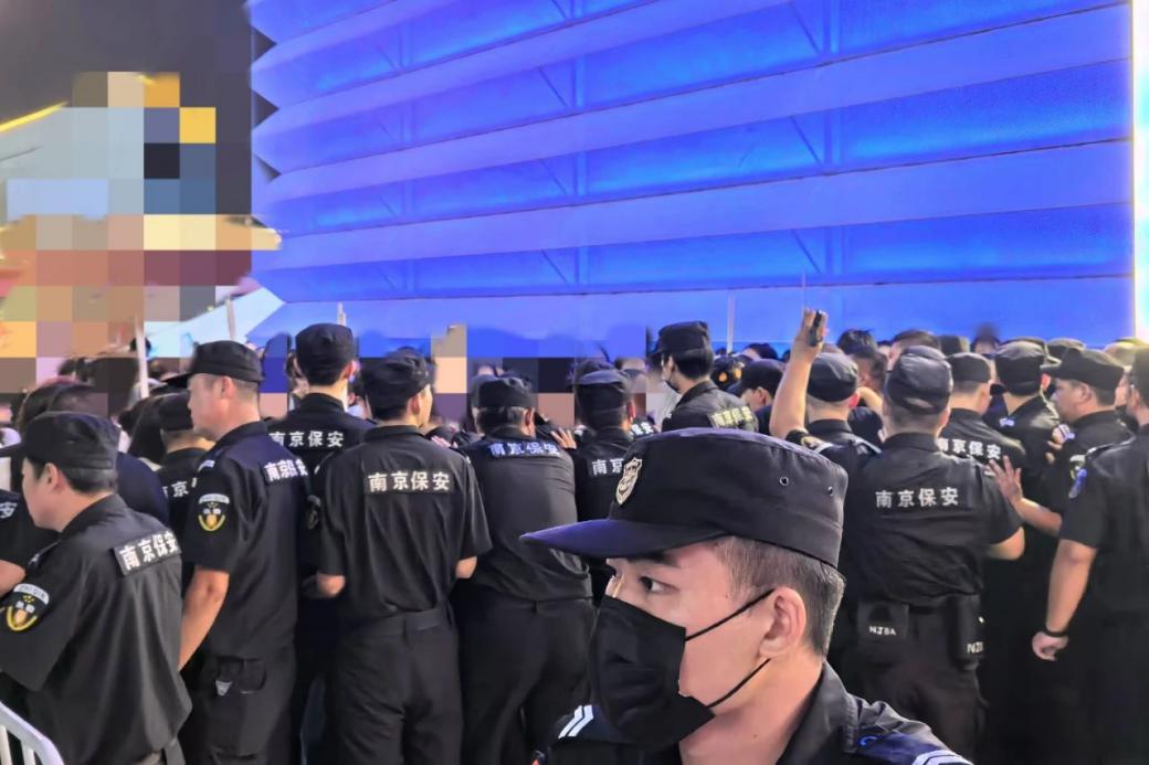 C:/Users/Administrator/Desktop/臺風“貝碧嘉”來襲，南京保安積極應(yīng)對，“守”護萬家團圓！/12.jpg12