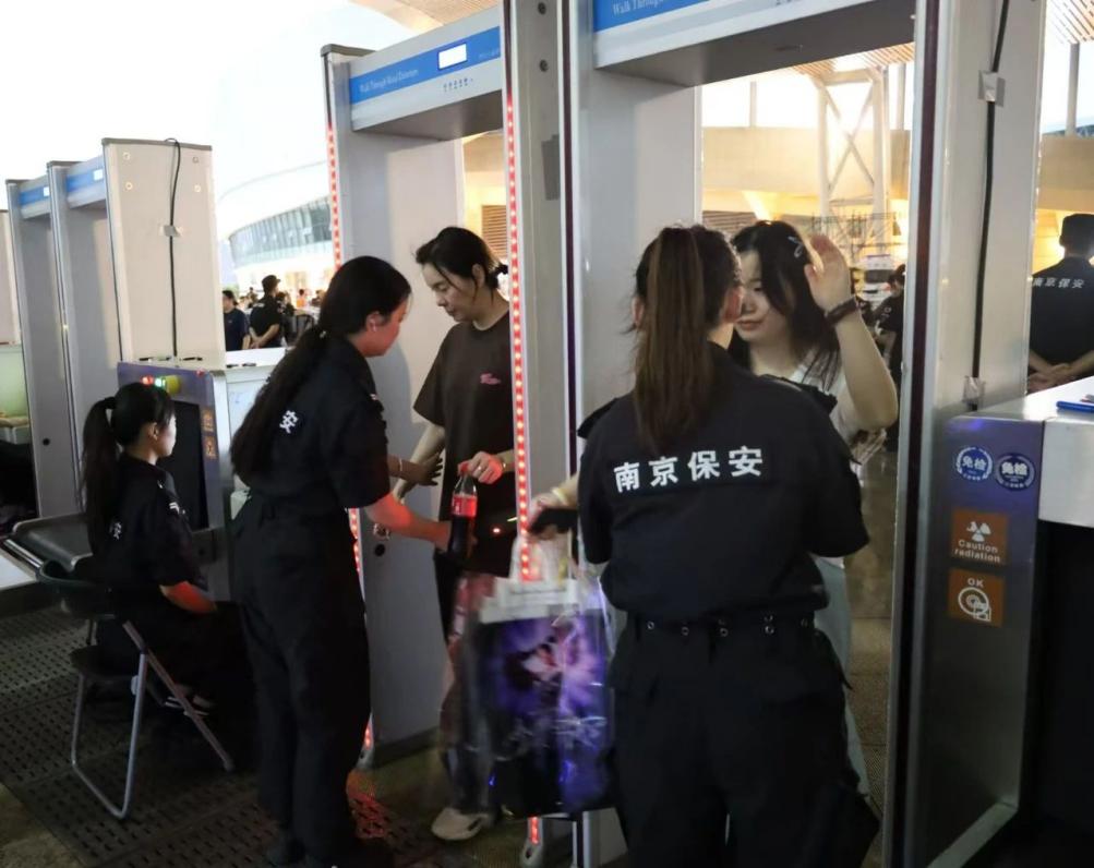 C:/Users/Administrator/Desktop/“安保鐵軍、硬核保障”2024系列報(bào)道四十二——南京市保安服務(wù)有限公司成功護(hù)航張碧晨「今兒個(gè)開(kāi)心」十周年巡回演唱會(huì)南京站安保任務(wù)/2.jpg2