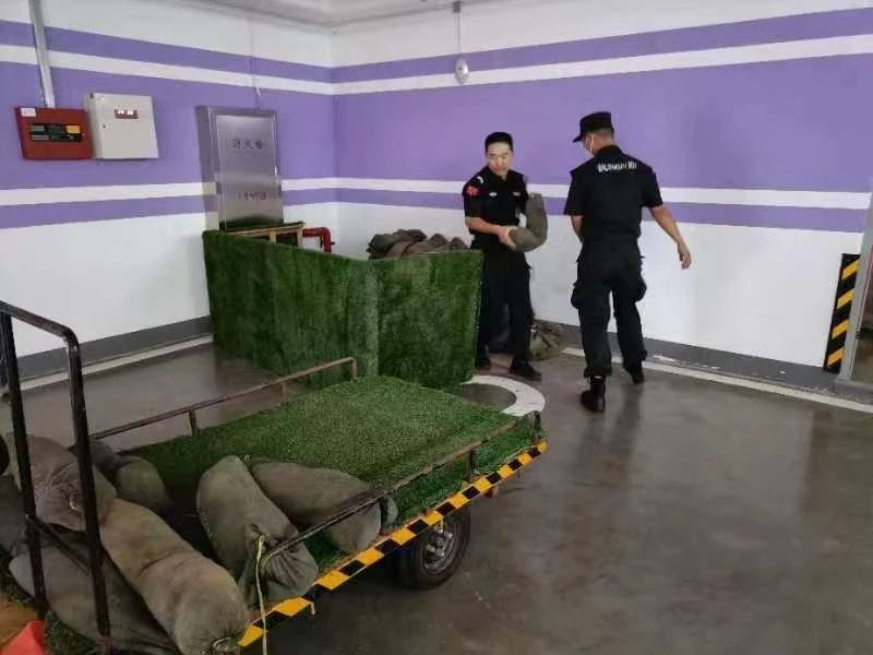 C:/Users/Administrator/Desktop/臺風“貝碧嘉”來襲，南京保安積極應(yīng)對，“守”護萬家團圓！/5.jpg5